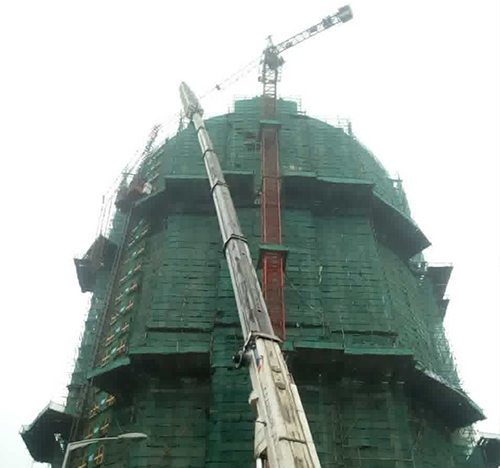 宜秀吊车在工地上作业